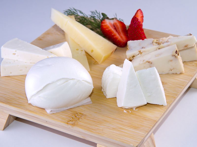 Typical local cheeses assorted - Brut sparkling wine di bellone Classic method - Cincinnato