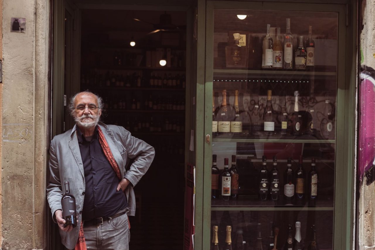 Il Vinaietto in Rome wine bistro - Giancarlo leaning on the entrance door