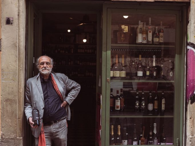 Il Vinaietto in Rome wine bistro - Giancarlo leaning on the entrance door