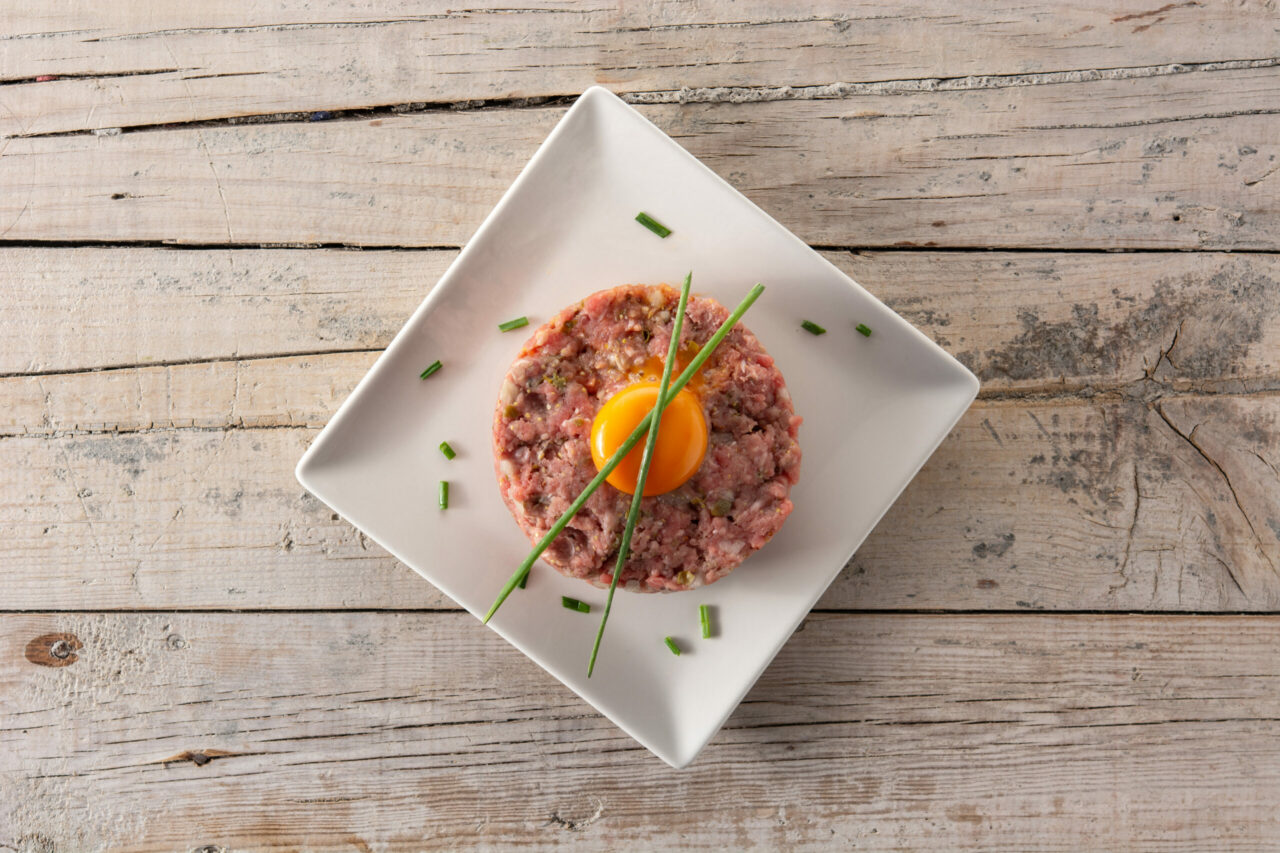 La tartare di carne è un piatto ideale per l'estate. Scopriamo come preparare una tartare di carne e come abbinare il vino