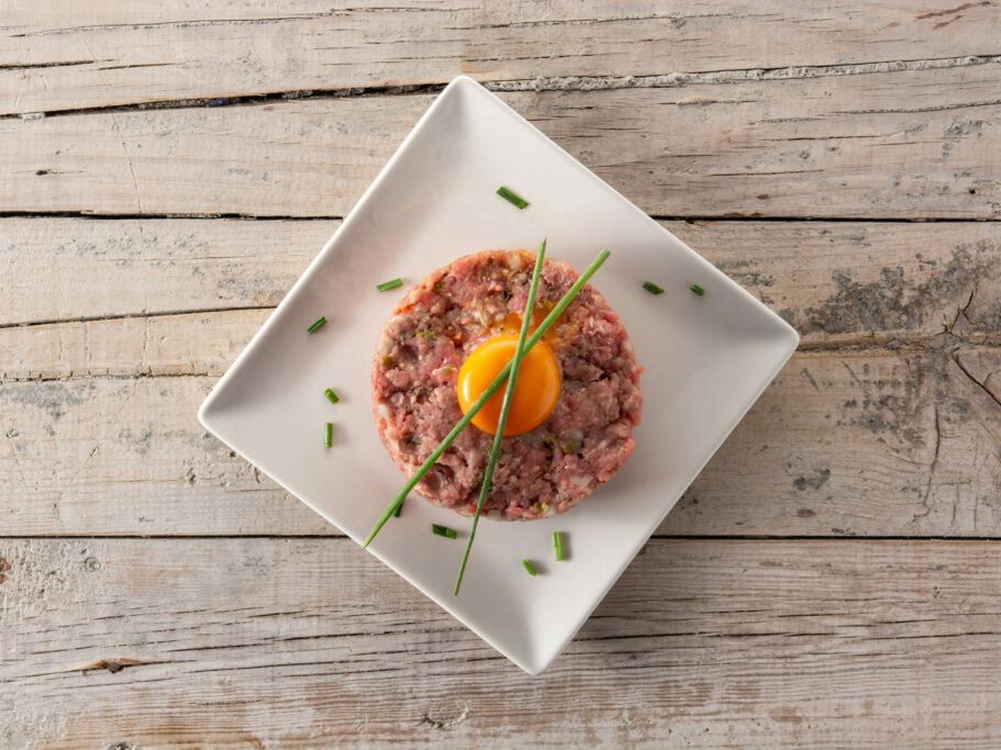 La tartare di carne è un piatto ideale per l'estate. Scopriamo come preparare una tartare di carne e come abbinare il vino