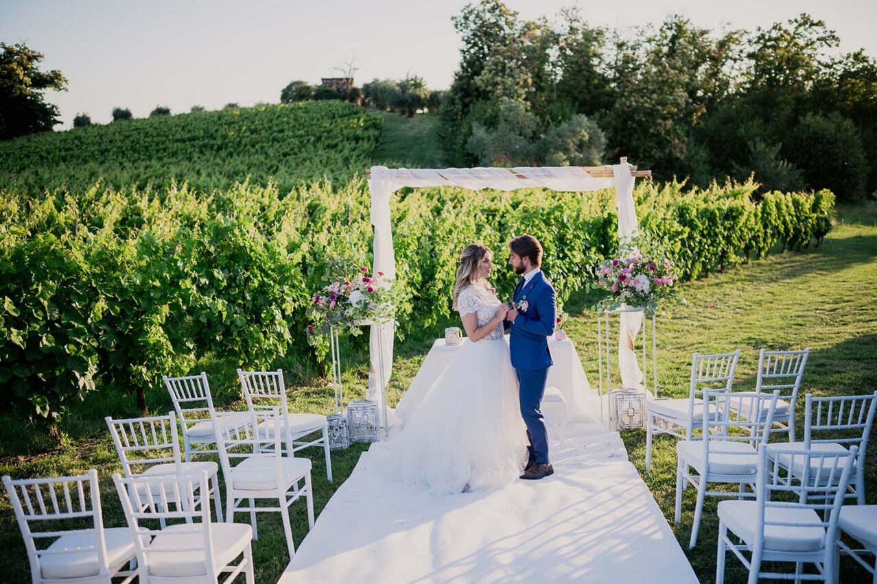 Organizzare il matrimonio in vigna: semplici accorgimenti per organizzare il matrimonio in vigna. Scopri l'atmosfera del Wine Resort e i vigneti dove organizzare il tuo matrimonio in vigna. Nella foto una coppia che celebra il matrimonio in vigna al Cincinato Wine Resort