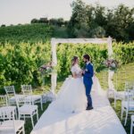 Organizzare il matrimonio in vigna: semplici accorgimenti per organizzare il matrimonio in vigna. Scopri l'atmosfera del Wine Resort e i vigneti dove organizzare il tuo matrimonio in vigna. Nella foto una coppia che celebra il matrimonio in vigna al Cincinato Wine Resort