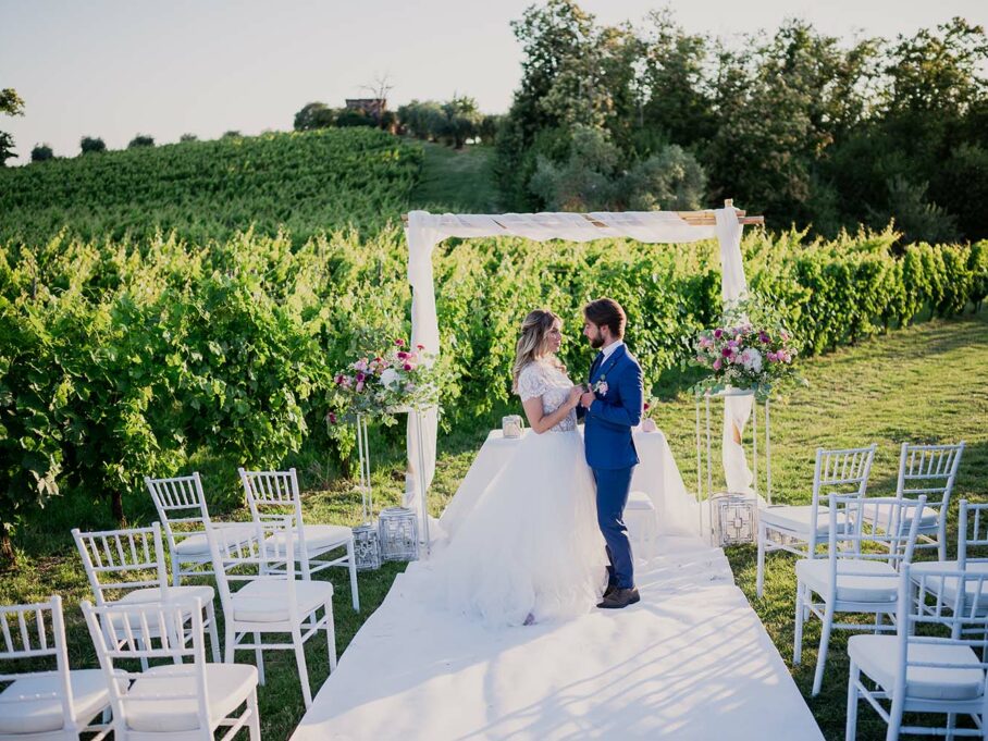 Organizzare il matrimonio in vigna: semplici accorgimenti per organizzare il matrimonio in vigna. Scopri l'atmosfera del Wine Resort e i vigneti dove organizzare il tuo matrimonio in vigna. Nella foto una coppia che celebra il matrimonio in vigna al Cincinato Wine Resort